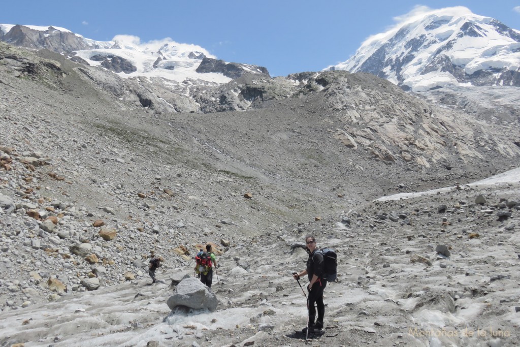 Recorriendo un trozo del Glaciar Grenx, delante Leti, a la derecha el Liskamm y Refugio de Monte Rosa casi invisible